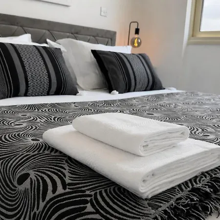Modern Newly Renovated Penthouse Beautiful Views Apartman Péjia